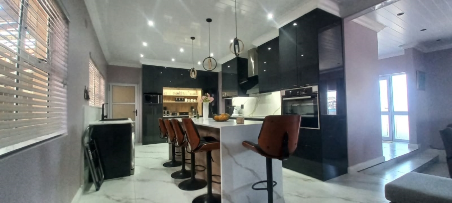 5 Bedroom Property for Sale in Belgravia Western Cape